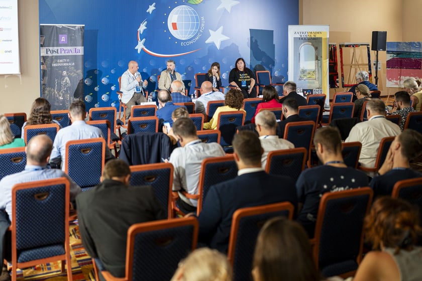 Forum Ekonomiczne w Karpaczu. Dyskusja &bdquo;Rosyjska propaganda i dezinformacja jako broń w geopolityce&rdquo; zorganizowana przez Biuro Wsp&oacute;łpracy z Zagranicą Urzędu Miejskiego Wrocławia